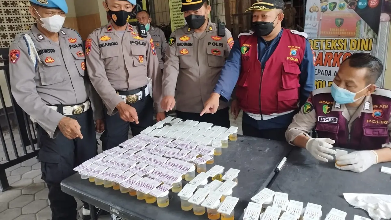 Sepel urine anggota Kepolisian Resor Kota Banyuwangi dites (Istimewa)
