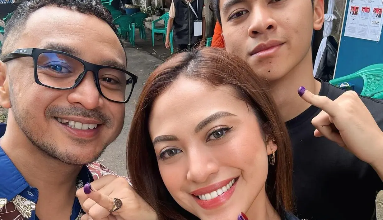 Giring Ganesha dan Cynthia tampil kompak dalam busana bernuansa biru navy. Giring pilih kenakan kemeja batik biru cokelat, sedangkan Cynthia tampil kekinian dengan jeans [@cynthiaganesha]