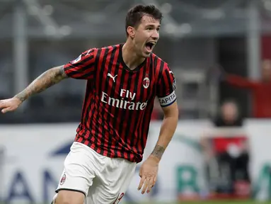 Bek AC Milan, Alessio Romagnoli berselebrasi usai mencetak gol ke gawang Parma pada pertandingan lanjutan Liga Serie A Italia di Stadion San Siro di Milan, Italia (15/7/2020). AC Milan menang telak 3-1 atas Parma. (AP Photo/Luca Bruno)