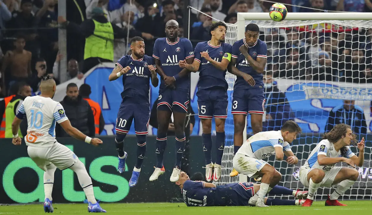 Pemain Marseille Dimitri Payet (kiri) melakukan tendangan bebas saat melawan Marseille pada pertandingan Liga Satu Prancis di Marseille, Prancis, Minggu (24/10/2021). Pertandingan berakhir dengan skor 0-0. (AP Photo/Daniel Cole)