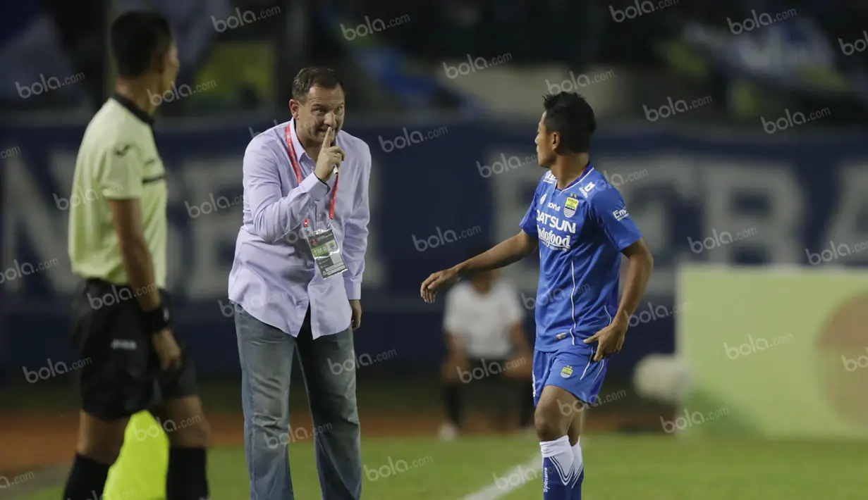 Pelatih Persib, Dejan Antonic saat bertanding melawan Sriwijaya FC dalam laga Torabika Soccer Championship 2016 di Stadion Si Jalak Harupat, Bandung, Sabtu (30/4/2016). (Bola.com/Vitalis Yogi Trisna)