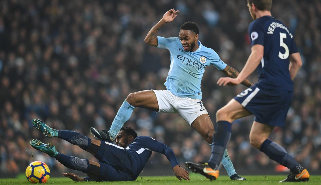 Aksi pemain Tottenham Hotspur, Danny Rose (kiri) menghalau bola dari kaki pemain Manchester City, Raheem Sterling pada lanjutan Premier League di Etihad Stadium, Manchester, (16/12/2017). Manchester City menang 4-1. (AFP/Paul Ellis)