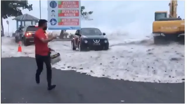 Video Banjir Air Laut Meluap di Manado hingga Masuk Mal Viral di Media Sosial