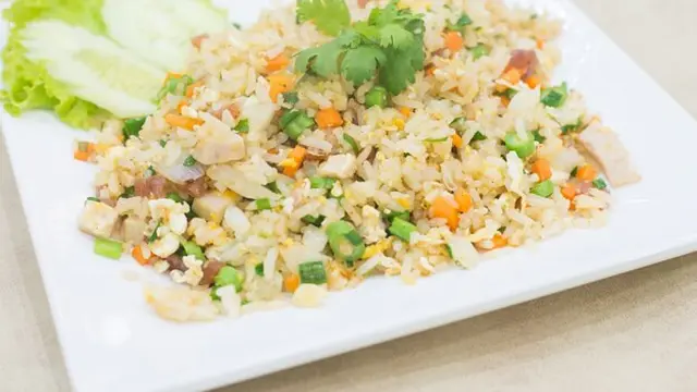 Sepiring nasi goreng tanpa kecap disertai sayuran (Foto Dok: Freepik/tirachard)