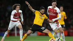 Aksi Mesut Ozil saat berduel dengan pemain Wolverhampton pada laga lanjutan Premier League, yang berlangsung Minggu (11/11) di stadion Emirates. Arsenal ditahan imbang Wolverhampton 1-1. (AFP/Daniel Olivas)