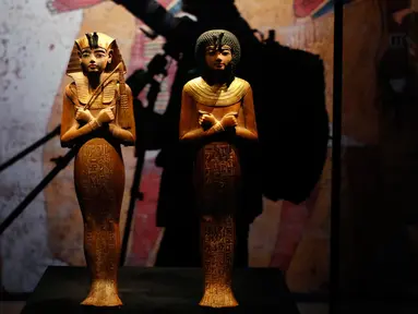 Patung Shabti atau pemakaman agama Mesir kuno dihadirkan dalam pameran tentang harta karun Firaun Tutankhamun di Grande Halle of La Villette, Paris, Prancis, Kamis (21/3). (AP Photo/Francois Mori)