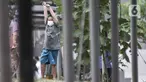 Seorang anak berolahraga di sekitar taman Rumah Sakit Darurat (RSD) Wisma Atlet, Kemayoran, Jakarta, Minggu (6/12/2020). Setiap pagi dan sore hari pihak RSD Wisma Atlet memperbolehkan pasien Covid-19 keluar kamar untuk berolahraga sekaligus menikmati udara segar. (merdeka.com/Iqbal Nugroho)