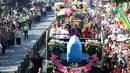 Presiden Joko Widodo (Jokowi) bersama Gubernur Jawa Barat, Ahmad Heryawan menaiki kendaraan hias berbentuk kepala burung garuda bernama Kereta Pancasila pada Karnaval Kemerdekaan Pesona Parahyangan 2017 di Bandung, Sabtu (26/8). (Liputan6.com/Johan Tallo)