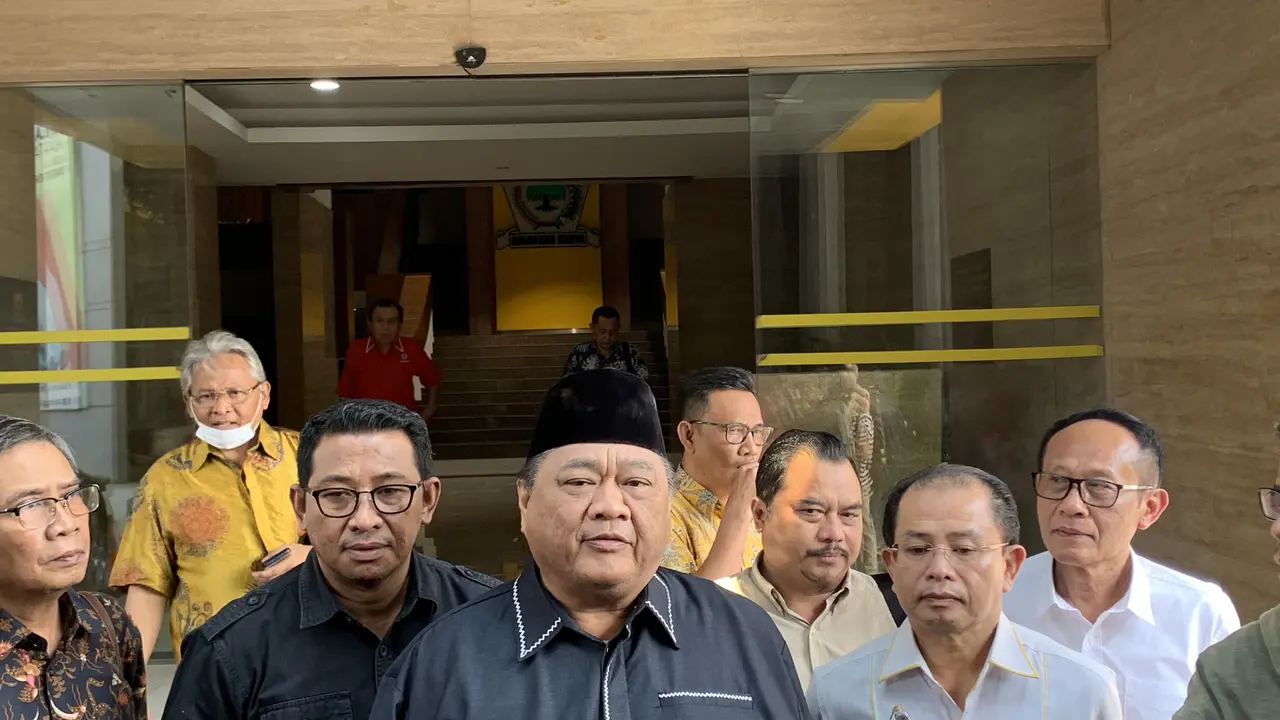 Anggota Dewan Pakar Partai Golkar Ridwan Hisjam usai menghadiri sidang Dewan Etik Partai Golkar terkait isu Musyawarah Luar Biasa (Munaslub).