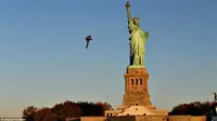 Pria dan Roket di Punggung Kelilingi Patung Liberty, Superhero?