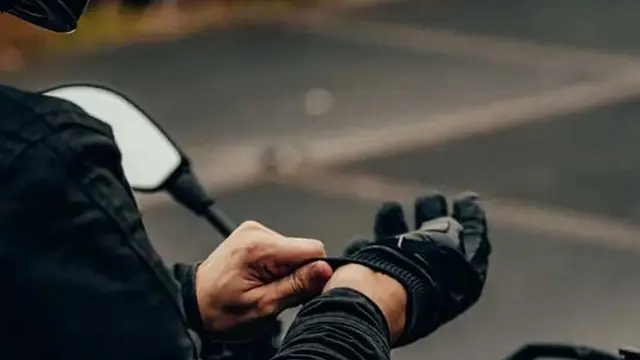 Tetap gunakan sarung tangan untuk menghindari virus corona (Honda Community)