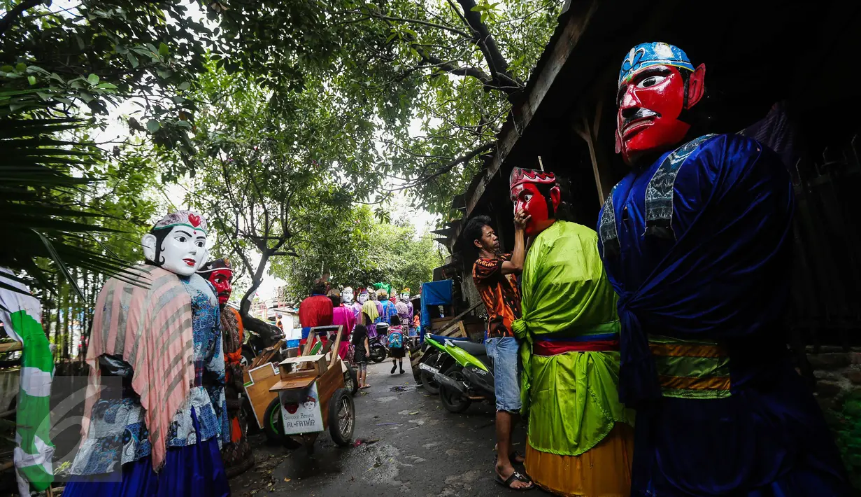 Pengrajin menata ondel-ondel yang selesai dibuat di kawasan Kramat, Jakarta, Kamis (26/1). Biasanya ondel-ondel ini dipertontonkan pada acara penyambutan tamu terhormat, dan untuk menyemarakkan pesta-pesta rakyat. (Liputan6.com/Faizal Fanani)
