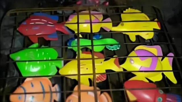 6 Potret Orang Bakar Ikan Mainan di Malam Tahun Baru 2025 Ini Bikin Tepuk Jidat