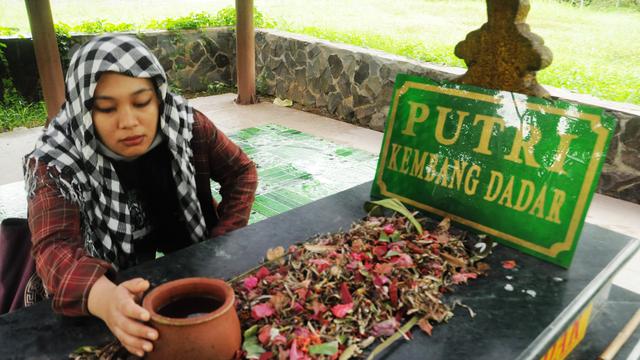Ada Ritual Mandi Kembang di Makam Bukit Siguntang Palembang