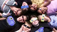 Tim Tekno Liputan6.com akan mengajak Anda untuk melakukan cara-cara aman untuk mengambil foto selfie saat gerhana matahari total. 