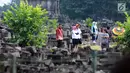 Petugas berpakaian batik bersiaga di salah satu sudut kawasan Candi Prambanan, Yogyakarta, Kamis (29/6). Terkait kunjungan mantan Presiden Amerika Serikat, Barack Obama, penjagaan kawasan Candi Prambanan diperketat. (Liputan6.com/Helmi Fithriansyah)