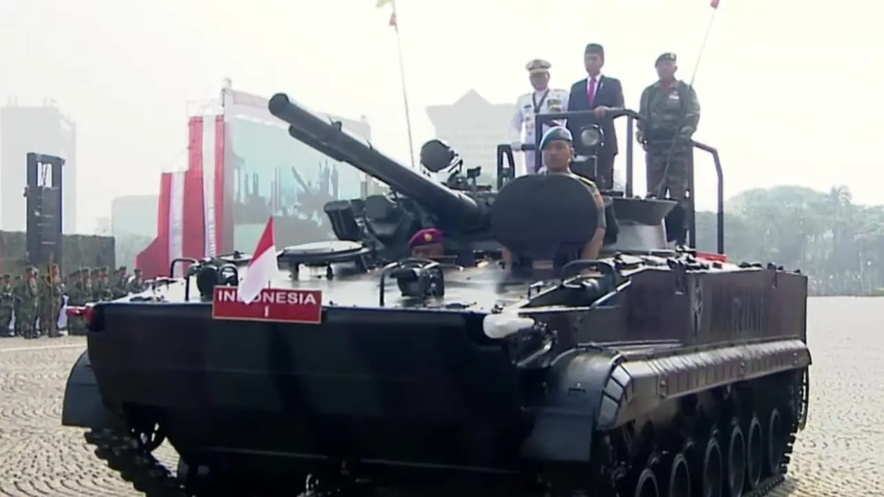 Momen Jokowi Naik Tank, Cek Kesiapan Pasukan di HUT ke-78 TNI