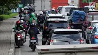 Pengendara motor melawan arah saat terjadi kemacetan di Jalan Daan Mogot, Jakarta, Jumat (23/3). Selain itu tindakan melawan aturan ini juga malah menambah kemacetan. (Liputan6.com/Arya Manggala)