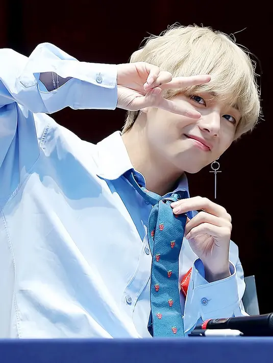 selain itu, warganet juga wajah V BTS mirip dengan Baekhyun EXO. (Foto: instagram.com/bts_v)