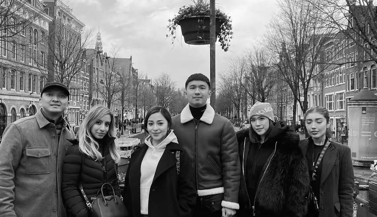 Tidak hanya bersama Indra Priawan dan Baby Izz. Dalam perjalanannya ke Belanda ini cukup ramai. Belanda memang menjadi salah satu destinasi liburan yang banyak dikunjungi para artis. Bahkan Gracia Indri pun tinggal di Negeri Kincir Angin ini mengikuti sang suami. (Liputan6.com/IG/@nikitawillyofficial94)