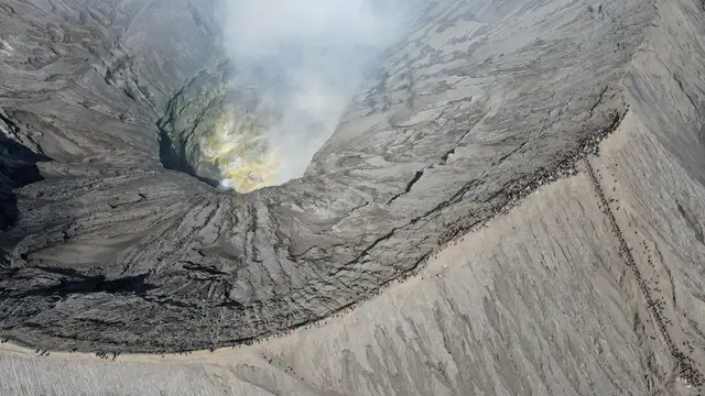 UPACARA YADNYA KASADA BROMO
