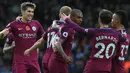 Para pemain Manchester City merayakan gol yang dicetak Fernandinho ke gawang West Bromwich pada laga Premier League di Stadion The Hawthorns, West Bromwich, Sabtu (28/10/2017). West Bromwich kalah 2-3 dari City. (AFP/Lindsey Parnaby)