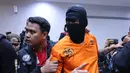 Saat sedang menjalani promo film terbarunya, Tora Sudiro berurusan dengan polisi. Ia mendekam di Polres Jakarta Selatan. Suami Mieke Amalia itu tertangkap akibat kepemilikan Dumolid di kediamannya kawasan Ciputat, Agustus silam. (Adrian Putra/Bintang.com)