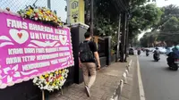 Bharada Richard Eliezer Pudihang Lumiu alias Bharada E mendapat dukungan dari sejumlah pengemar. Hal ini terpantau dari sebuah karangan bunga yang berada di Pengadilan Negeri Jakarta Selatan. (Foto: Ady Anugrahadi/Liputan6.com).