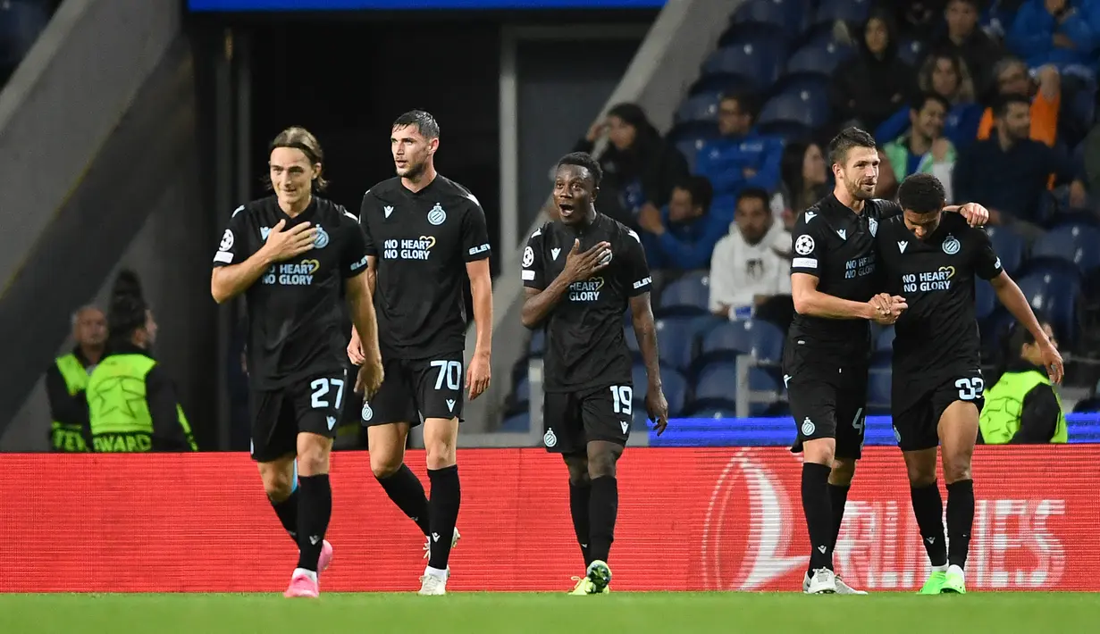 Selebrasi striker Club Brugge, Antonio Nusa (kanan) setelah mencetak gol ke gawang FC Porto pada laga matchday kedua Grup B Liga Champions 2022/2023 di Dragao stadium, Porto (13/9/2022). Berkat gol tersebut, Antonio Nusa menjadi pemain termuda yang mampu mencetak gol di Liga Champions 2022/2023 dalam usia 17 tahun, 4 bulan dan 27 hari. Ia total bermain dalam 4 laga di Liga Champions 2022/2023 bersama Club Brugge dengan torehan 1 gol. (AFP/Miguel Riopa)