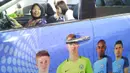 Warga mencoba mobil Nissan X-Trail yang terpasang gambar pemain Manchester City pada ajang Gaikindo Indonesia International Autoshow (GIIAS) di ICE BSD, Tanggerang, Banten, Jumat (11/8/2016). (Bola.com/Vitalis Yogi Trisna)