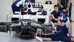 Tim Williams Martini Racing merakit mobil Formula 1 di Sirkuit Sakhir, Bahrain (31/3). jelang Grand Prix F1 Bahrain, Sejumlah tim sibuk mempersiapkan mobil terbaiknya masing-masing. (AFP PHOTO/MOHAMMED AL-SHAIKH)