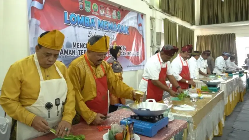 Pasangan balon bupati dan wakil bupati di Rokan Hulu mengikuti lomba memasak dalam deklarasi Pilkada damai.