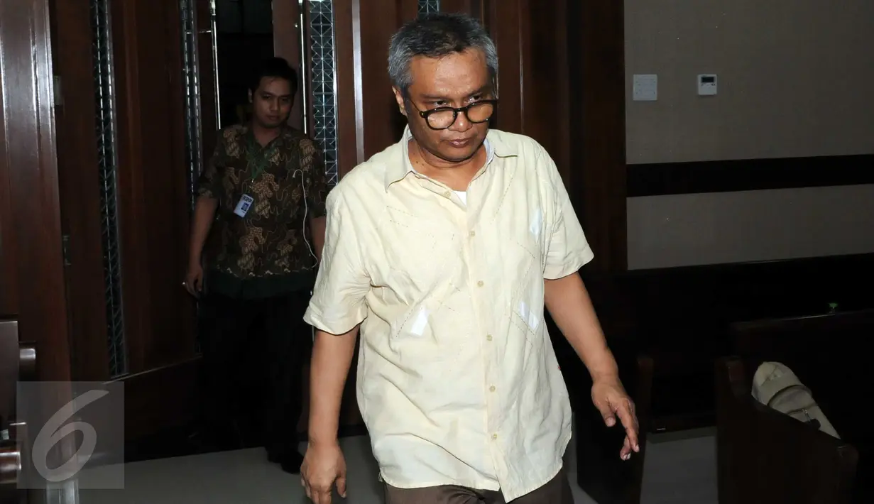 Terdakwa kasus dugaan korupsi pengadaan UPS, Alex Usman tiba di Pengadilan Tipikor, Jakarta, Kamis (3/3/2016). JPU menuntut hukuman 7 tahun dengan denda Rp 500 juta subsider 6 bulan kurungan. (Liputan6.com/Helmi Afandi)