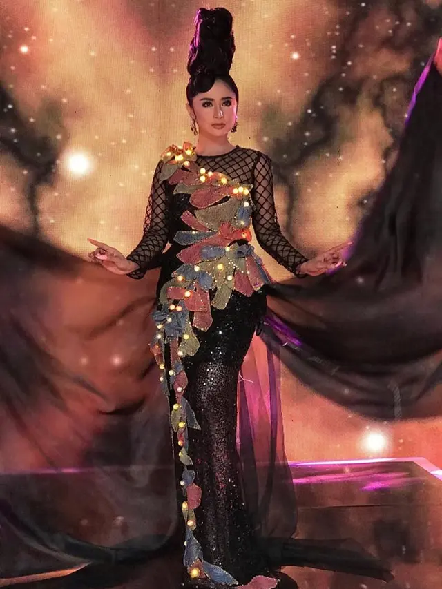 Siap Gelar Konser 17 Tahun Berkarier, Ini 6 Gaya Panggung Dewi Perssik