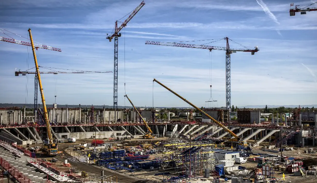 Tampak konstruksi pembangunan Lyon Stadium yang akan digunakan untuk UERO 2016 mendatang, Senin (20/04/2015).