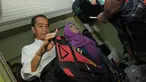 Gubernur DKI Jokowi memborong 10 tas punggung sekolah saat mengunjungi Pasar Lokbin Koja, Jakarta, (23/9/14). (Liputan6.com/Herman Zakharia)