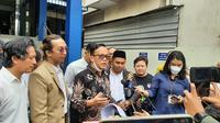 Ketua Umum Relawan Jokowi Mania (Joman) Immanuel Ebenezer melaporkan Dosen UNJ Ubedilah Badrun ke Polda Metro Jaya, Jumat (14/1/2022).  (Liputan6.com/ Ady Anugrahadi)