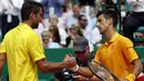 Djokovic bersalaman dengan Cilic usai mengalahkan petenis Kroasia itu dua set langsung 6-0 dan 6-3. (REUTERS/Eric Gaillard)