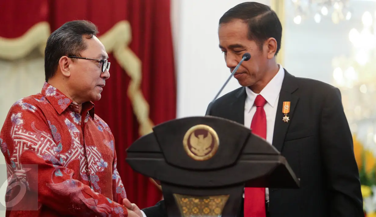 Presiden Jokowi (kanan) berjabat tangan dengan Ketum PAN Zulkifli Hasan usai memberi keterangan di Istana Negara, Jakarta, Rabu (2/9/2015). PAN menyatakan resmi bergabung dengan koalisi partai pendukung pemerintah. (Liputan6.com/Faizal Fanani)