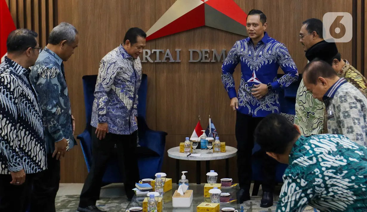Ketua Majelis Permusyawaratan Rakyat (MPR) RI, Bambang Soesatyo (ketiga kiri) saat melakukan kunjungan kebangsaan di kantor Dewan Pimpinan Pusat (DPP) Partai Demokrat, Jakarta, Selasa (16/7/2024). (Liputan6.com/Herman Zakharia)