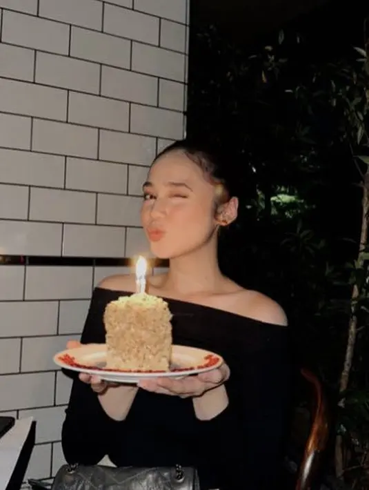 Atasan hitam tersebut, dipadukan celana beige serta tas hitam YSLnya. @jovankalexndra