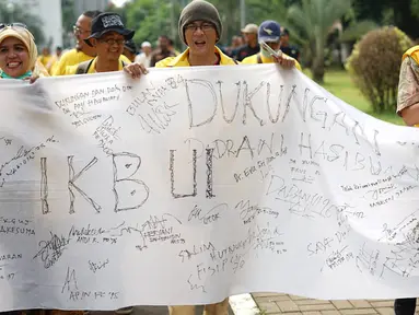 Ikatan Keluarga Besar UI (IKB UI) menggelar aksi solidaritas di Kampus Universitas Indonesia, Jakarta, Jumat (17/5). Aksi tersebut untuk memberikan dukungan kepada dokter Ani Hasibuan yang dilaporkan atas tuduhan penyebaran informasi yang menimbulkan rasa kebencian. (Liputan6.com/Immanuel Antonius)