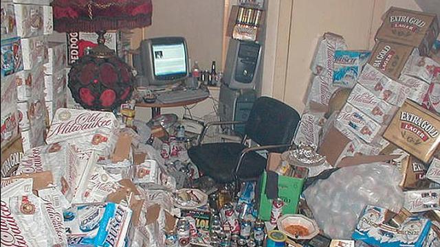 7 Potret Mimpi Buruk Work from Home, Meja Kerja Berantakan Banget