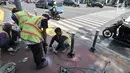 Pekerja memasang Bolar atau tiang pembatas pedestrian di kawasan Tugu Tani, Jakarta, Minggu (9/9). Pemasangan Bolar bertujuan menjaga keindahan jalur pedestrian dan mencegah penyalahgunaan fungsi.(merdeka.com/ Iqbal S. Nugroho)