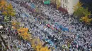 Serikat buruh dan organisasi massa mengadakan aksi besar-besaran di Seoul, Sabtu (14/11/2015). Mereka memprotes rencana pemerintah untuk mengadopsi buku pelajaran sejarah untuk siswa dan langkah-langkah mereformasi tenaga kerja. (AFP Photo/Jung Yeon)