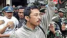 Kodam III Siliwangi mengosongkan rumah dinas yang ditempati keluarga Koloner Purnawirawan Mantik di Bandung, Jabar. Pihak keluarga menentang proses pengosongan rumah. 