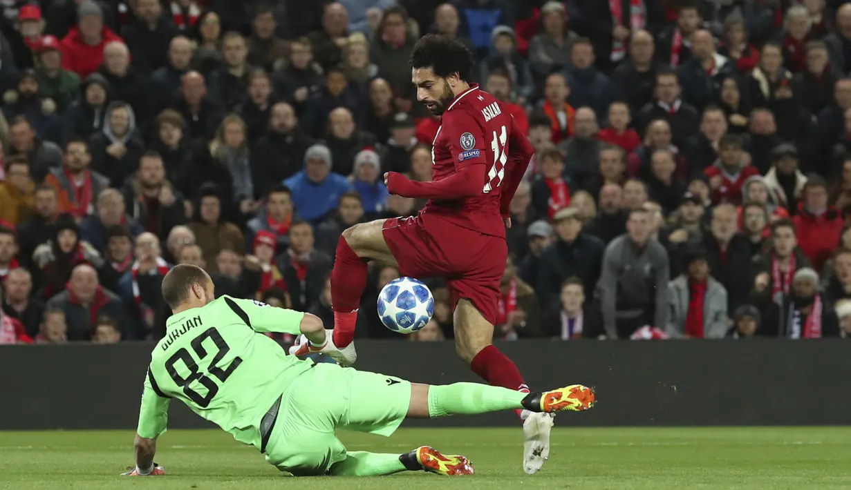 Kiper Crvena Zvezda,  Milan Borjan, berusaha menghalau penyerang Liverpool, Mohamed Salah, pada laga Liga Champions, di Stadion Anfield, Rabu (24/10/2018). Liverpool menang 4-0 atas Crvena Zvezda. (AP/Jon Super)