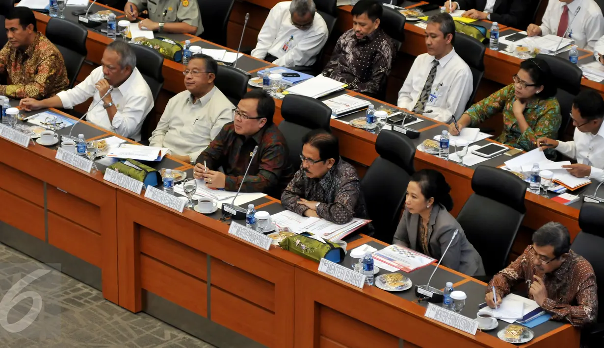 Menkeu Bambang Brodjonegoro (tengah) dan Menteri BUMN Rini Soemarno (kedua kanan) mengikuti rapat kerja dengan Badan Anggaran DPR di Kompleks Parlemen Senayan, Jakarta, Senin (7/9). Rapat itu membahas RUU APBN 2016.(Liputan6.com/Johan Tallo)