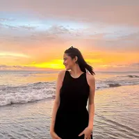 Syifa Hadju di pantai (Instagram/syifahadju)