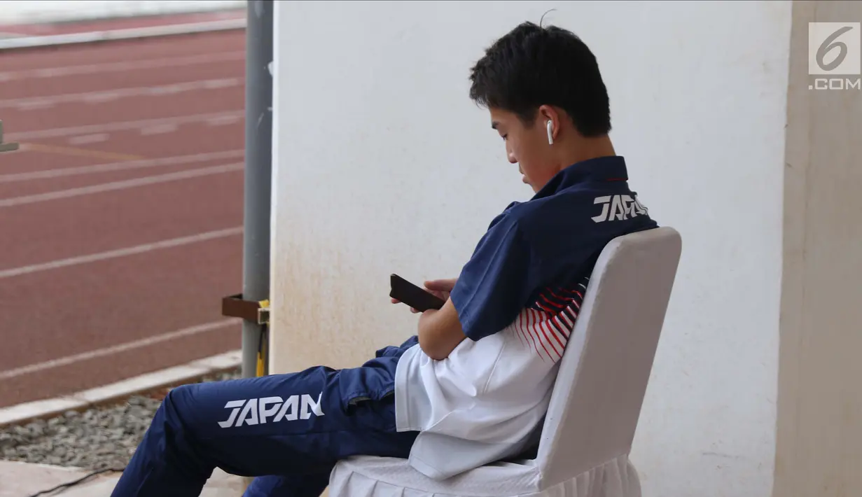 Salah satu atlet Asian Para Games 2018 dari Jepang duduk santai di Stadion Madya Kompleks Gelora Bung Karno, Jakarta, Kamis (11/10). Berbagai aktivitas dilakukan para atlet para atletik di luar arena. (Liputan6.com/Helmi Fithriansyah)